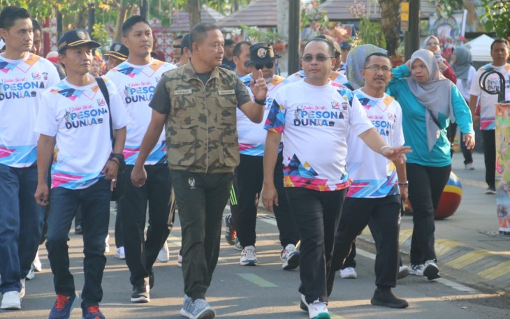 Dandim 0803/Madiun Letkol Inf Meina Helmi (rompi) saat jalan sehat 