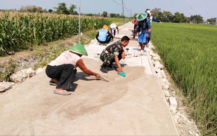 Pasang paving jalan bersama warga binaan