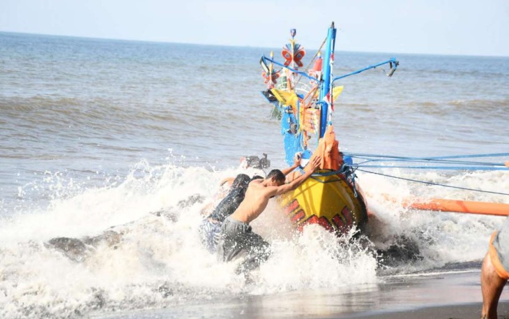 Evakuasi perahu nelayan di pantai Cemara Banyuwangi 