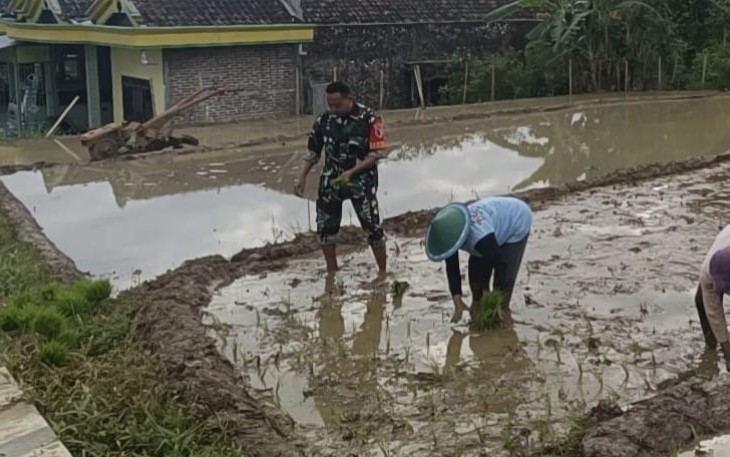 Tanam padi bersama warga binaan