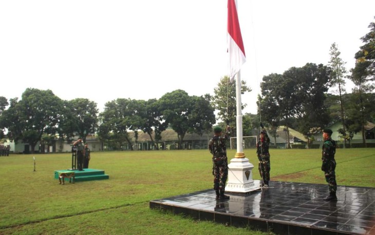 Upacara bendera prajurit Menarmed 2 Kostrad 