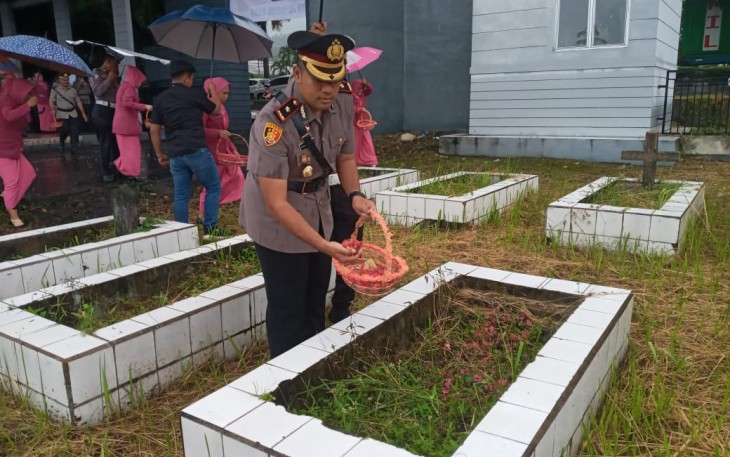 Wakapolres Bitung Kompol Aprizal Nugroho saat menaburkan bunga di salah satu makam pahlawan