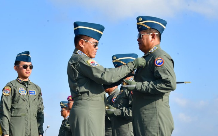 Kasal Laksamana TNI Muhammad Ali saat menyematkan Brevet Kehormatan Penerbangan kepada Pangkoarmada III Laksamana Muda TNI Hersan di Sidoarjo, Kamis (27/6)