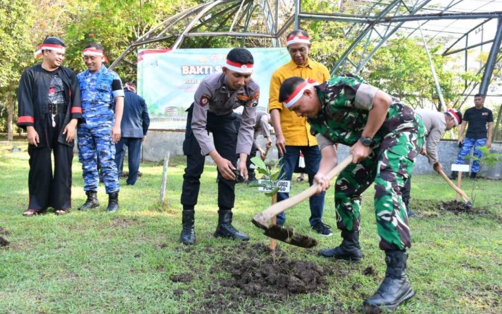 Dandim 0802/Ponorogo Letkol Inf Dwi Soerjono tanam pohon