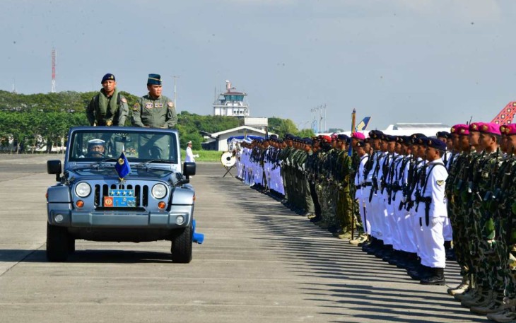Kasal Laksamana TNI Muhammad Ali saat inspeksi pasukan dalam peringatan HUT ke 68 Penerbangan TNI AL di Sidoarjo, Kamis (27/6)
