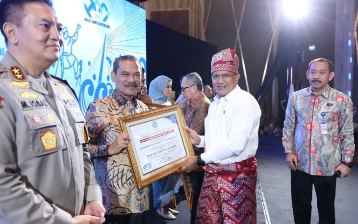 Kepala BNN RI Marthinus Hukom saat memberikan penghargaan 