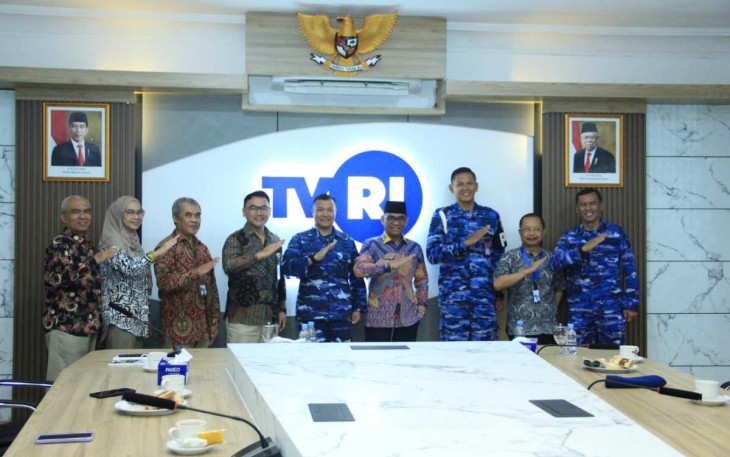 Danlanud Husein Sastranegara Kolonel Pnb Alfian foto bersama di TVRI Jabar, Jum'at (28/6)