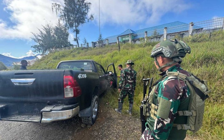 Prajurit Satgas Yonif 509/BY menarik truk warga terperosok