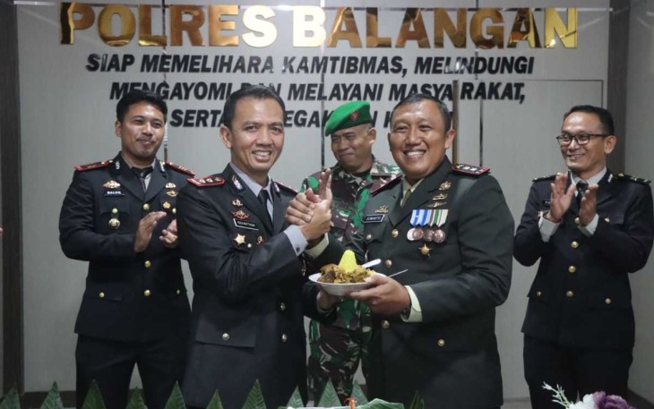 Dandim 1001/HSU-BLG Letkol Kav Gunantyo Ady Wiryawan saat menerima nasi tumpeng Kapolres, Senin (1/7)