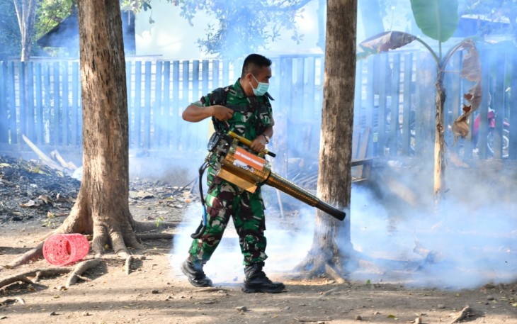 Fogging di lingkungan perumahan dinas Kodim 0802/Ponorogo 