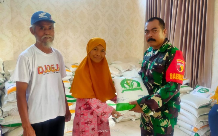 Penyaluran bantuan pangan di wilayah desa binaan 