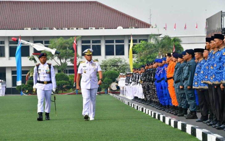 Kasal Laksamana TNI Muhammad Ali saat inspeksi pasukan dalam HUT Kolinlamil ke-63 di Jakarta, Selasa (2/7)