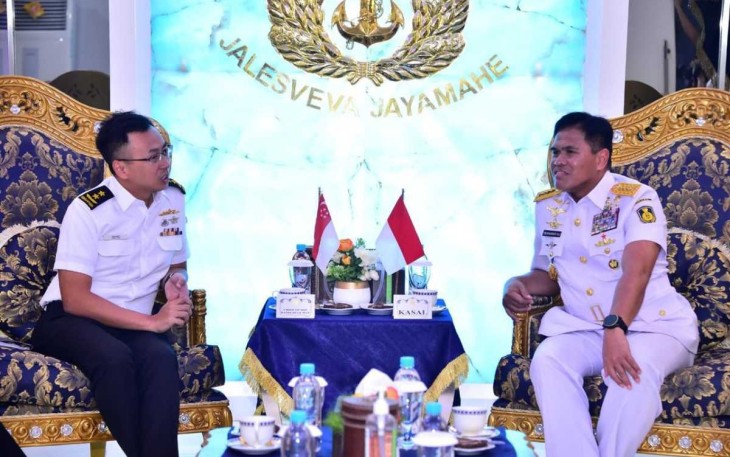Kasal Laksamana TNI Muhammad Ali bersama Kasal Singapura di Jakarta, Selasa (2/7)
