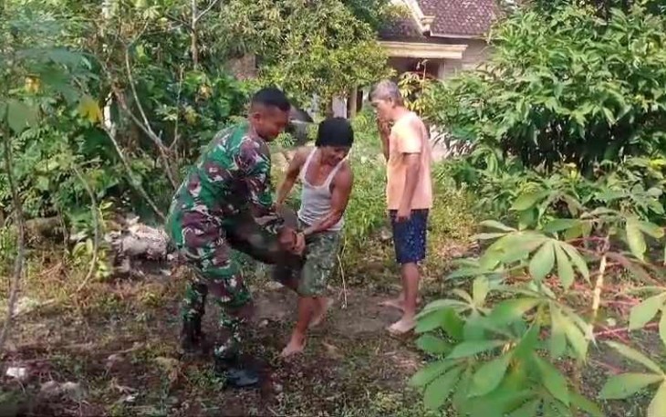 Gotong royong bantu warga desa binaan