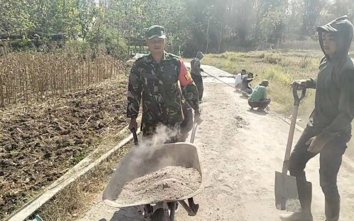 Karya bakti bersama warga desa binaan 