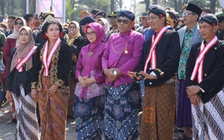 Bupati Blitar Rini Syarifah Ikuti Upacara Adat Larung Sesaji Sambut Bulan Sura atau Bulan Muharam tahun 2024