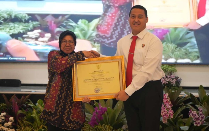 Mensos Tri Rismaharini saat memberikan penghargaan yang diterima Dirkrimsus Polda Jatim Kombes Luthfie Sulistiawan