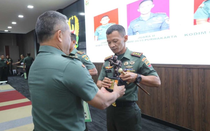Dandim 0209/LB Letkol Inf Yudy Ardiyan Saputro menerima penghargaan dari Aster Kasad Mayjen TNI Joko Hadi Susilo