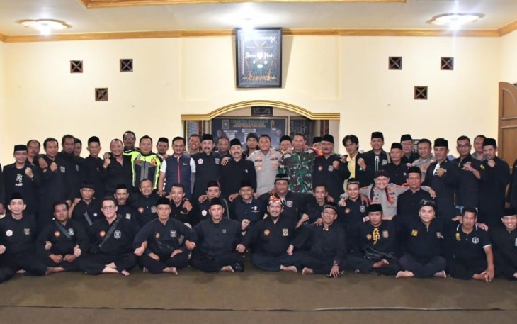 Dandim 0802/Ponorogo Letkol Inf Dwi Soerjono foto bersama dengan perguruan silat 