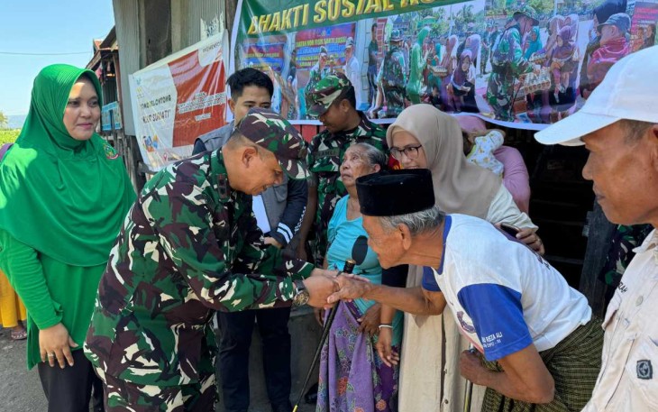 Dandim 1410/Bantaeng Letkol Inf Eka Agus Indarta saat menyerahkan bantuan sosial
