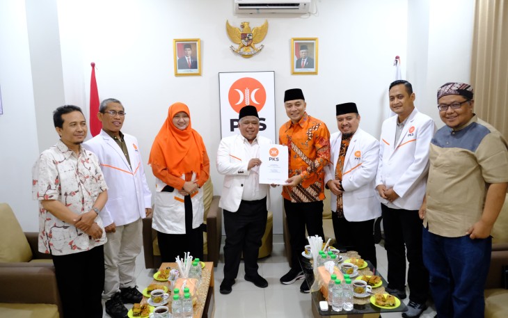 PKS Jatim Serahkan SK DPP Untuk Cakada Surabaya dan Kediri 