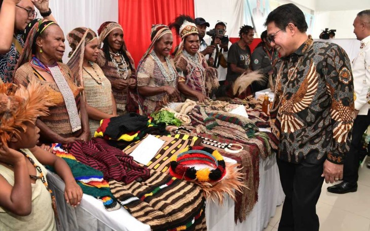 Mendes PDTT Abdul Halim Iskandar saat meninjau produk hasil program TEKAD di Wamena