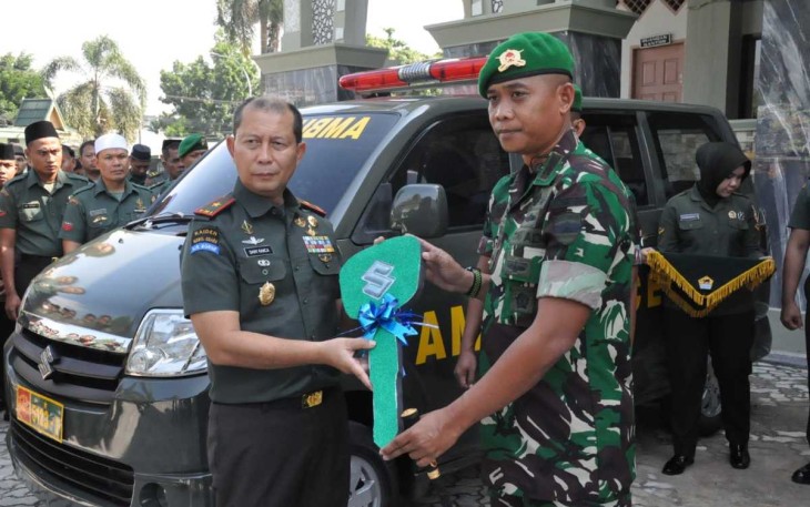 Danrem 031/WB Brigjen TNI Dany Racka saat menyerahkan kunci mobil ambulance 