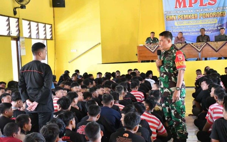 Dandim 0802/Ponorogo Letkol Inf Dwi Soerjono saat berdialog dengan siswa baru memberikan materi wasbang