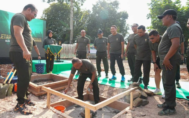 Pangkostrad Mayjen TNI Muhammad Saleh Mustafa saat mendampingi Kasad groundbreaking pembangunan mess Bintara dan tamtama di Jakarta 
