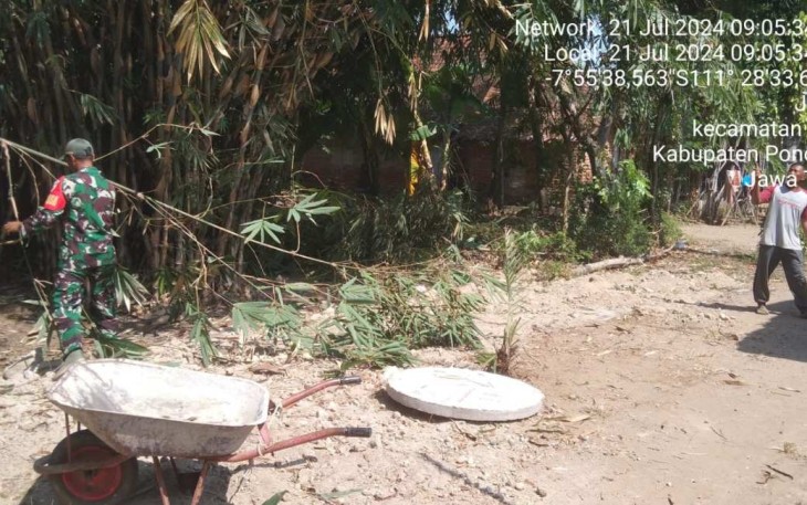 Kerja bakti bersihkan lingkungan bersama warga
