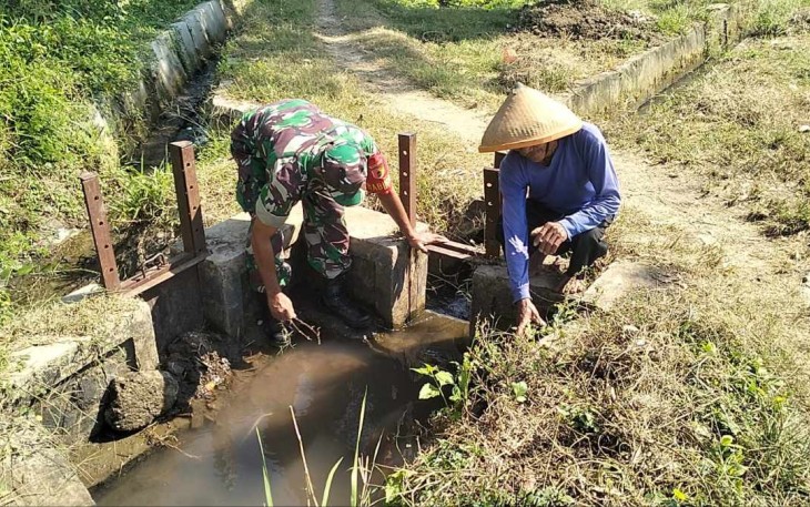 Pembersihan saluran irigasi di wilayah desa binaan 