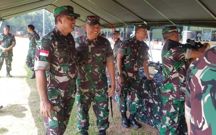 Danrem 121/Abw Brigjen TNI Luqman Arief saat mendampingi Kasum TNI Letjen TNI Bambang Ismawan di lapangan tembak Divif 1 Kostrad, Senin (22/7)