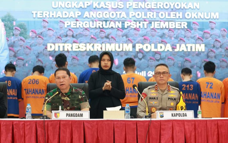 Kapolda Jatim Irjen Pol Imam Sugianto memberikan keterangan pers kasus pengeroyokan anggota polisi di Jember