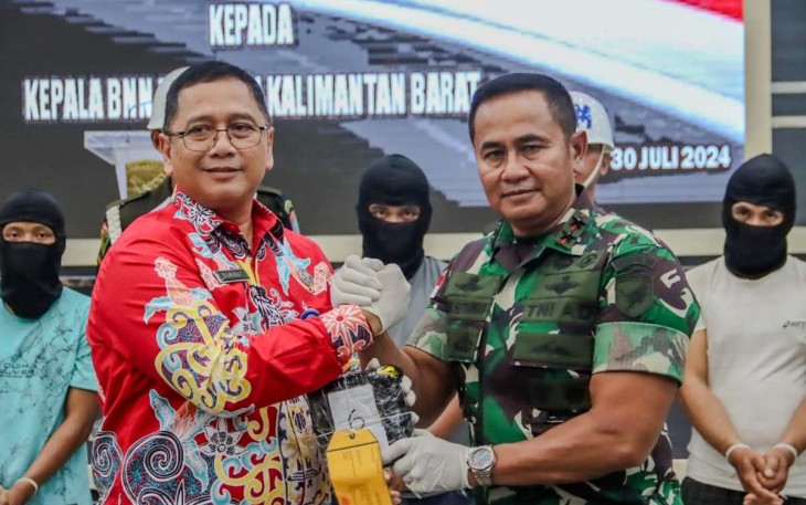 Pangdam XII/Tpr Mayjen TNI Iwan Setiawan bersama Kepala BNPP Kalbar 