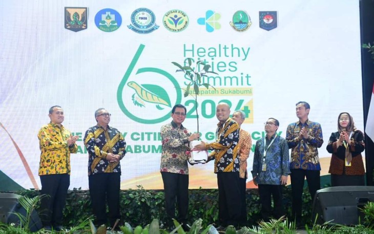 Dirjen Bangda Kemendagri Restuardy Daud saat menyerahkan bibit pohon secara simbolis di Sukabumi 