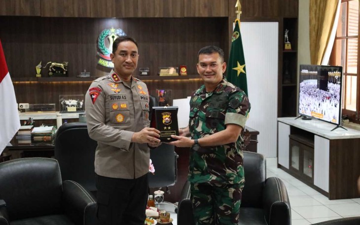 Kapolda Banten Irjen Pol Suyudi Ario Seto memberikan cenderamata 