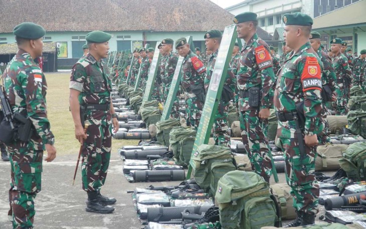 Danmenarmed 2 Kostrad Letkol Arm Siswo Budiarto inspeksi kesiapan satgas pamtas RI- Malaysia Yonarmed 11 Kostrad, Kamis (1/8)