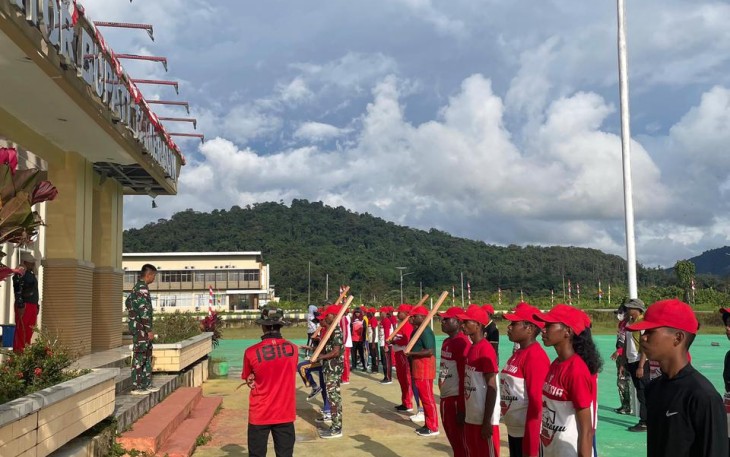 Satgas Yonif 762/VYS Melatih Paskibraka Kabupaten Tambraw