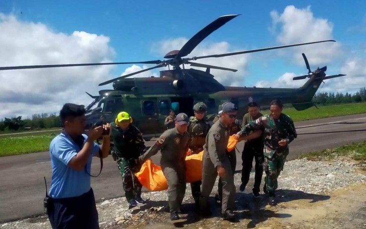 Evakuasi jenazah pilot Glen Malcolm Conning pasca penembakan OPM, Selasa (6/8)