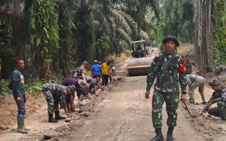 Pengecekan Perkerasan Badan Jalan Dilakukan Dansatgas TMMD