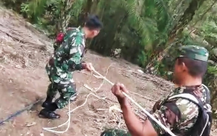 Dansatgas meninjau pengerjaan pembangunan pompa hidram