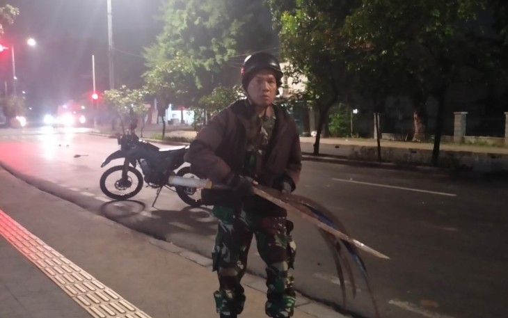 Babinsa Koramil Duren Sawit Bubarkan Aksi Tawuran Warga 