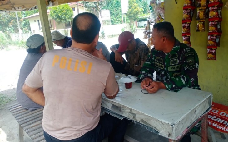 Personil Satgas Berinteraksi Bersama Warga di Lokasi TMMD.