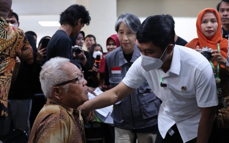 Wamen Kemenkes RI Prof dr Dante Saksono Harbuwono saat menyapa pasien di RSUD Pandan Arang, Boyolali, Jum'at (9/8)