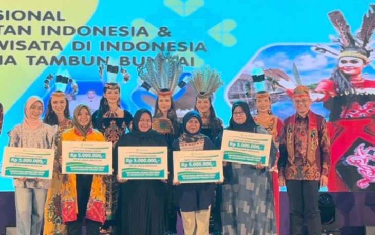 Menkes Budi Gunadi Sadikin foto bersama di BBWI provinsi Kalimantan Tengah, Rabu (14/8)