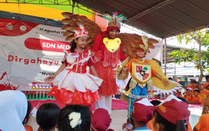 Lomba fashion show gebyar kemerdekaan SDN Medokan Ayu I/207 Surabaya, Kamis (15/8)