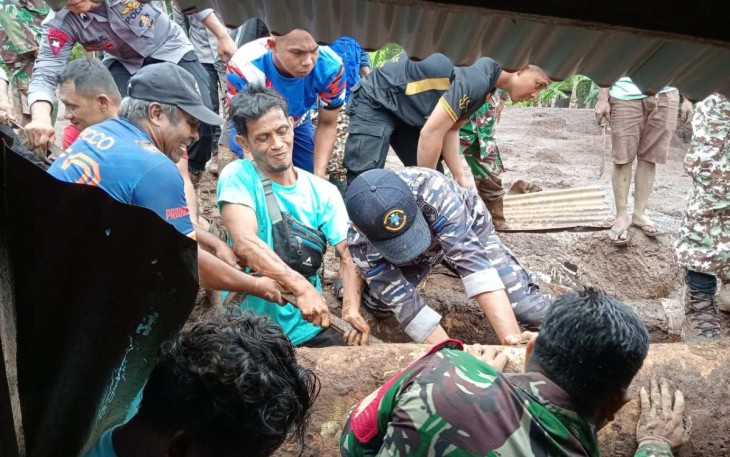 Prajurit lanal Ternate membantu evakuasi warga terdampak banjir bandang, Minggu (28/8)