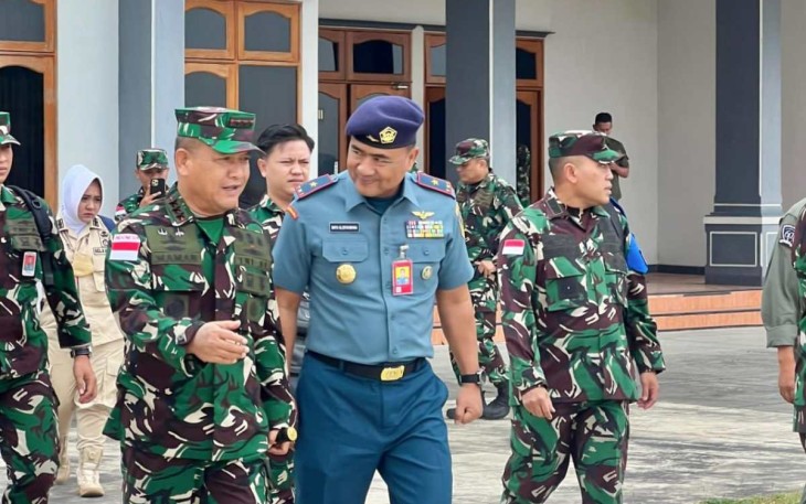 Wadan Puspenerbal Laksma TNI Bayu Alisyahbana bersama Dankodiklat TNI Laksda TNI Maman Firmansyah 