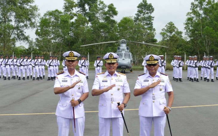Danpuspenerbal Laksda TNI Sisyani Jaffar foto bersama usai sertijab Danlanudal Tanjungpinang, Kamis (29/8/24)