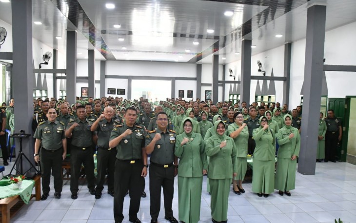 Danrem 081/DSJ Kolonel Inf Rama Pratama bersama Prajurit Kodim 0802/Ponorogo 